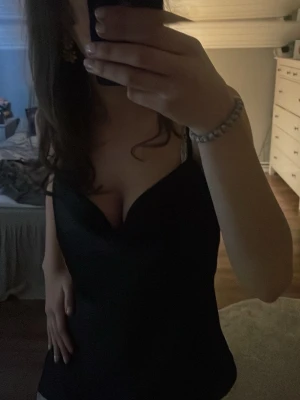 Svart linnetopp med v-ringning - Säljer en svart festtopp med satin-känsla. Otroligt fin men tyvärr för stor på mig. Helt oanvänd, står ingen storlek men gissar på runt M💕