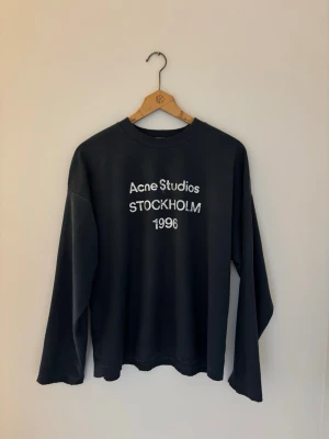 Acne Studios Deep Blue Long Sleeve - Hej! Säljer denna sköna acne Long Sleeven då den ej sitter som jag önskar. Jag fick den som gåva och den är sparsamt använd förutom en fläck (se bild 5) som ej går bort. Hojta vid frågor
