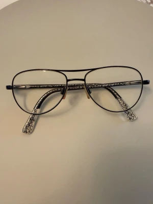 Calvin Klein glasögon - ⭐️ Snygga lasögon från Calvin Klein med klassisk pilotform.  ⭐️ Storleken är 52-15-135. •Styrkan på glaset vet jag tyvärr inte. Bara att ta med till optikern och sätta in dina egna glas. •Djurfritt och rökfritt hem •Fint skick.   •Kostade över 2000 kr.  🚭Djurfritt och rökfritt hem 🌸Se gärna mina andra annonser för samfrakt ✨Har bundle-rabatt