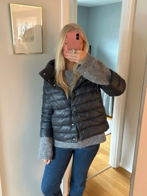 Herno jacka - Säljer mina fina mörkblå Herno jacka, storlek S💗💗 kom med prisförslag  