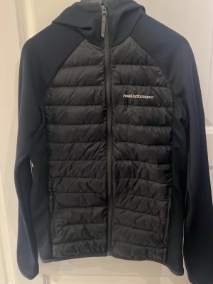 Peak Performance jacka - Väldigt bra skick, nästan aldrig använd. Köpte denna för 2400kr ny