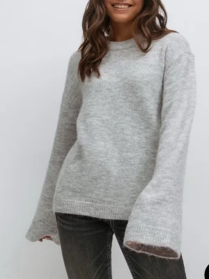 Ljusgrå stickad tröja - Säljer min ljusgråa stickade den Gina ! Jätte mysig och säljer för jag inte använder så mycket och rensar kläder 💗 Knappt använd och skulle säga att den knappt är nopprig så i mycket bra skick ! Storlek M och passar mig som brukar ha S/M . Nypriset är 399 ! 