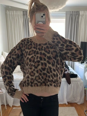Leopardmönstrad stickad tröja - Säljer en snygg stickad tröja med leopardmönster 🙌🏼 Tröjan är helt ny och är i storlek L 🥰nypris 399kr 
