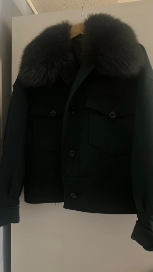 Meotine kappa grön - Meotine kappa storlek s/m nypris 3000kr mycket bra skick bra vår/höst kappa mycket fin och populär kappa. Man kan ta av pälsen då pälsens sitter fast med knappar om man vill det. Hör av er om det finns intresse😇pris kan diskuteras