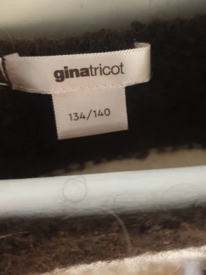 Randig stickad tröja Gina Tricot - Stickad tröja från Gina Tricot med breda svarta och vita ränder. Tröjan har rund halsringning och långa ärmar. Perfekt för dig som gillar en enkel men trendig look med lite oversized känsla.