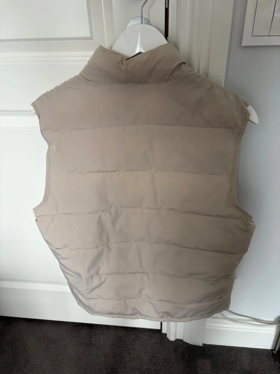 Beige dunväst med hög krage - 2