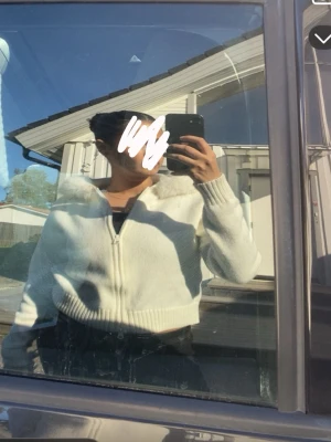 Gina kofta - Säljer denna virala kofta från Gina i storlek M men skulle säga den är mer S i passform. Tyckte S va nästan lite kort i armarna på mig som referens är jag 165 cm lång. Samt ville ha den inte för tajt för ville luvan skulle va lite ” stor” 