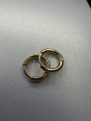 Guld pläterade örhängen i rostfritt stål - Helt nya snygga och tidlösa hoops i guldpläterat rostfritt stål. Perfekta till både vardag och fest.🌸