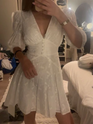 Adoore klänning!! - Trendig adoore klänning!! Aldrig använt, köpt för 1 månad sen💓nypris: 1495kr!! Perfekt till studenten eller bara till sommaren!!💓