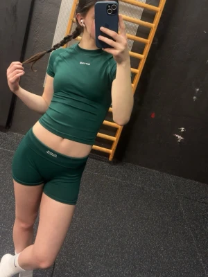 Grönt träningsset från dfyne  - Pine green dfyne set i impact modellen. Alla delar är storlek s. 