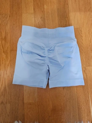 Ljusblå gymshorts  - Ett par riktigt snygga babyblå gymshorts i storlek S, precis som dyfne - samma material o modell! Helt nya. Passar till allt, icke genomskinliga, sweat och squatproof 💕   - finns flera färger uppe i min profil 🌈
