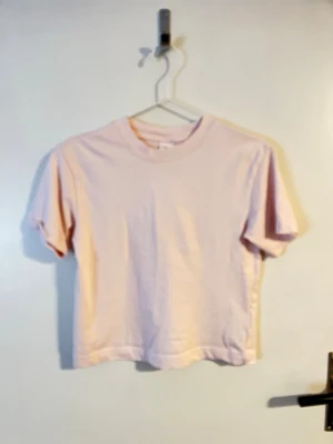 Ljusrosa t-shirt från Gina Tricot - En basic ljusrosa t-shirt och en likadan i marinblå från Gina Tricot, köp båda för 80 eller en st för 49 modell elevated basics. T-shirten har rund halsringning och korta ärmar. Perfekt för en enkel och clean look, lätt att matcha med allt. Tillverkad i mjuk bomull för skön känsla.