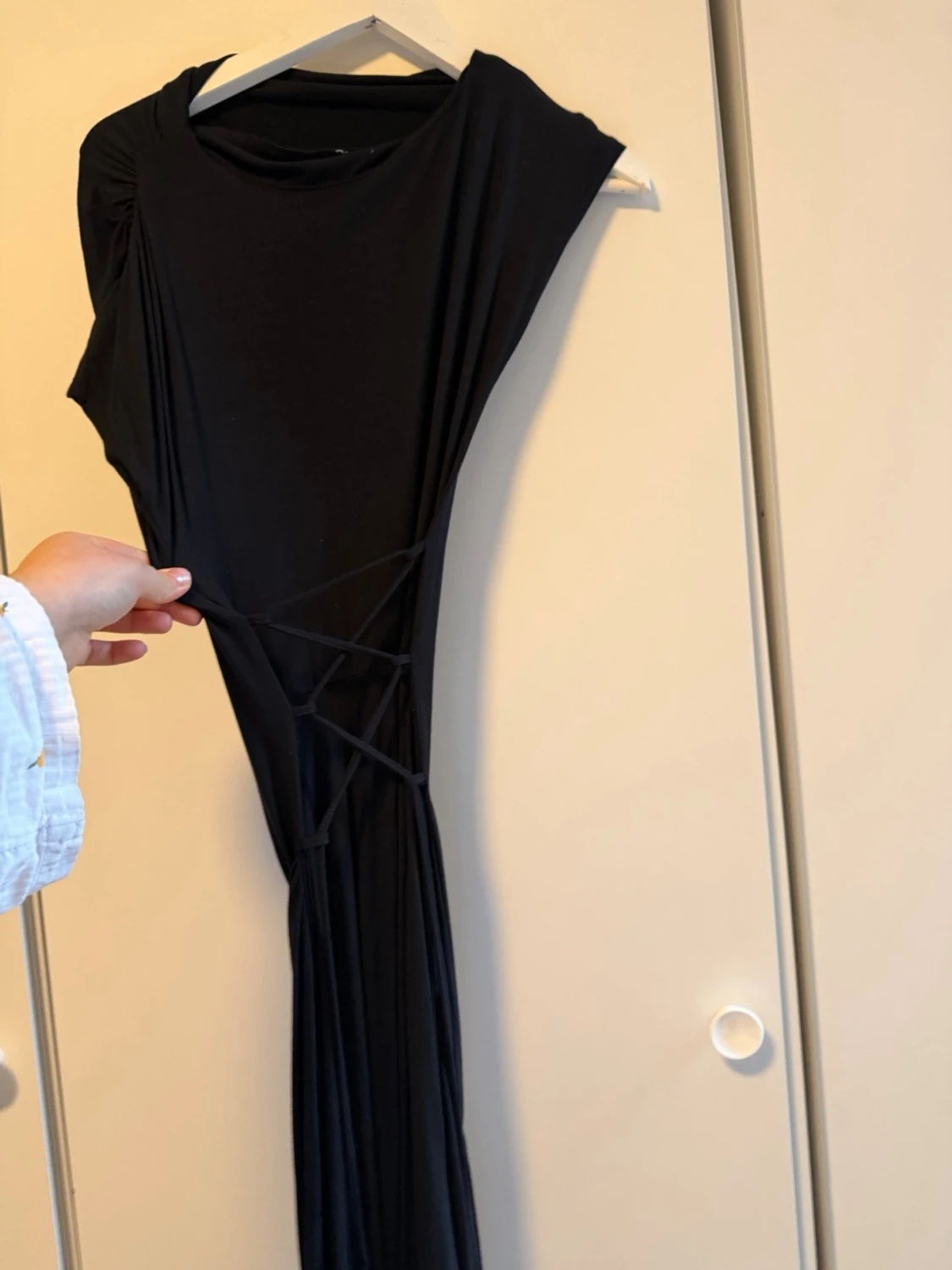 Svart långklänning med snörning - 1