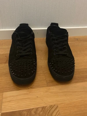 Louboutins - Säljer nu dessa Louboutin skor i mocka. Skorna är i väldigt bra skick och perfekta skor inför våren. Pris kan diskuteras.