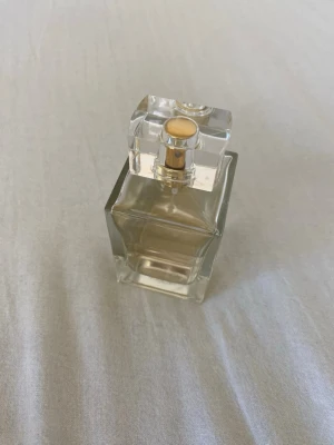 Elegant La Rive - En parfym som jag varsamt tagit av klistermärket på för att ha en stilren parfymflaska. En tredjedel har använts av 100ml. Tyvärr slängde jag även originalförpackningen. Eau de Parfym 