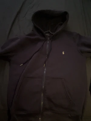 Polo ralph lauren zip - Säljer denna feta mörkblåa zip hoddien från polo ralph lauren. Den ser lite röd ut med det är bara ljuset. 