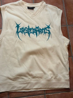 Wasted Paris Vest - Wasted Paris väst i gul färg. Använd lite, i nyskick. Trycket är inte helt perfekt på grund av åldring, men syns knappt. Storlek S. Nypris ca 500 kr.  Wasted Paris vest in yellow. Lightly used, like new. The print is not 100% perfect due to aging, but barely noticeable. Size S. Original price approx. 500 SEK.