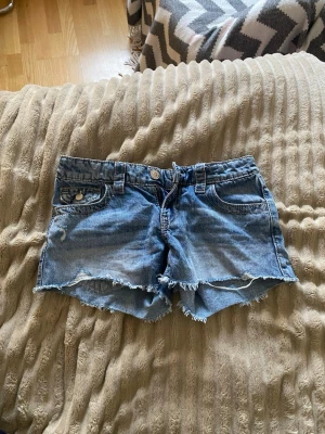 Lågmidjade shorts från Gina tricot - Storlek 152 ljusblå lågmidjade jeans från Gina tricot