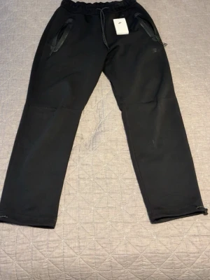 Svarta mjukisbyxor från Nike - Använda 2-3 kanske som nya köpa från zalando skicka 9/10 