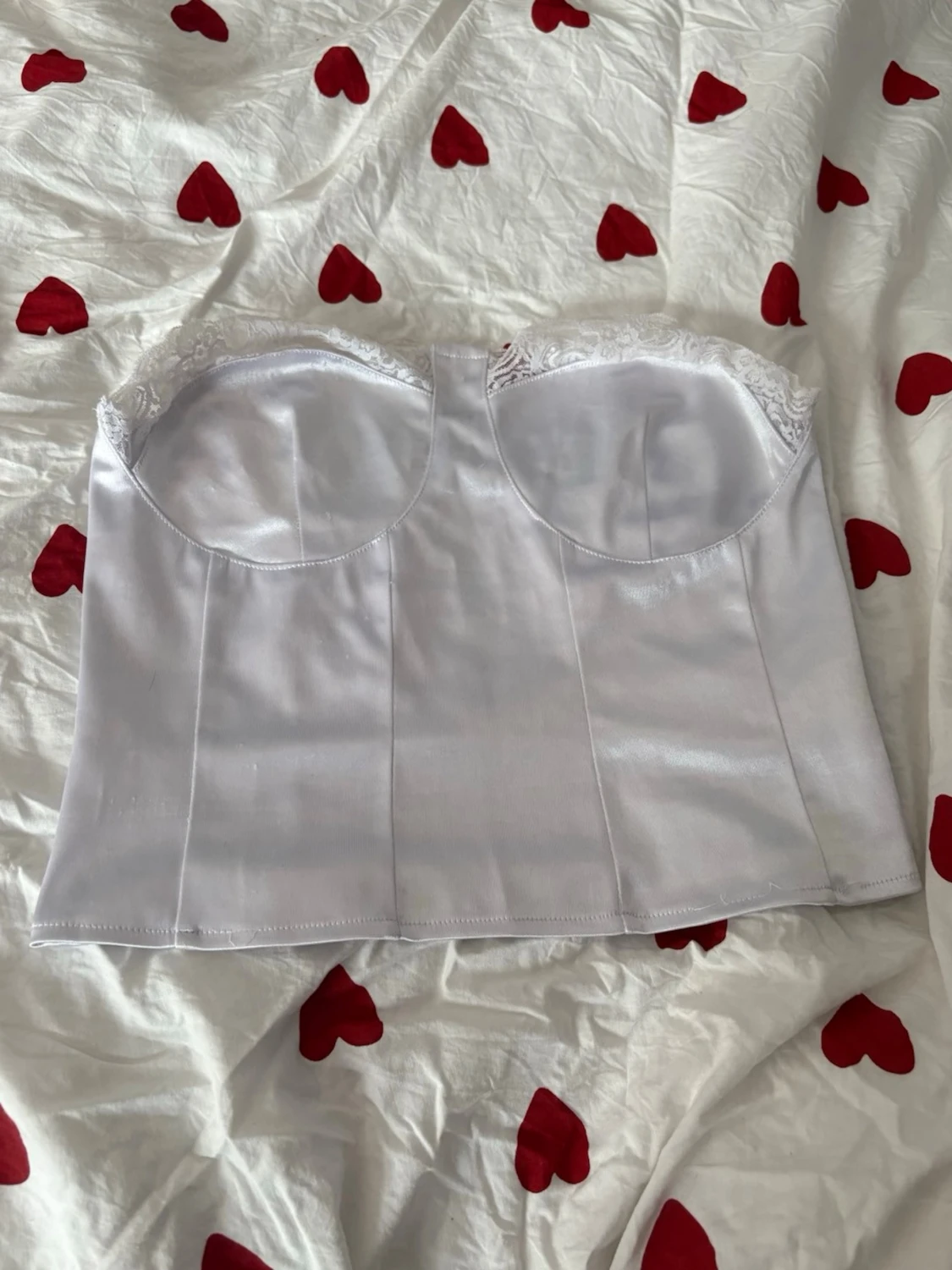 Vit axelbandslös korsett med spets