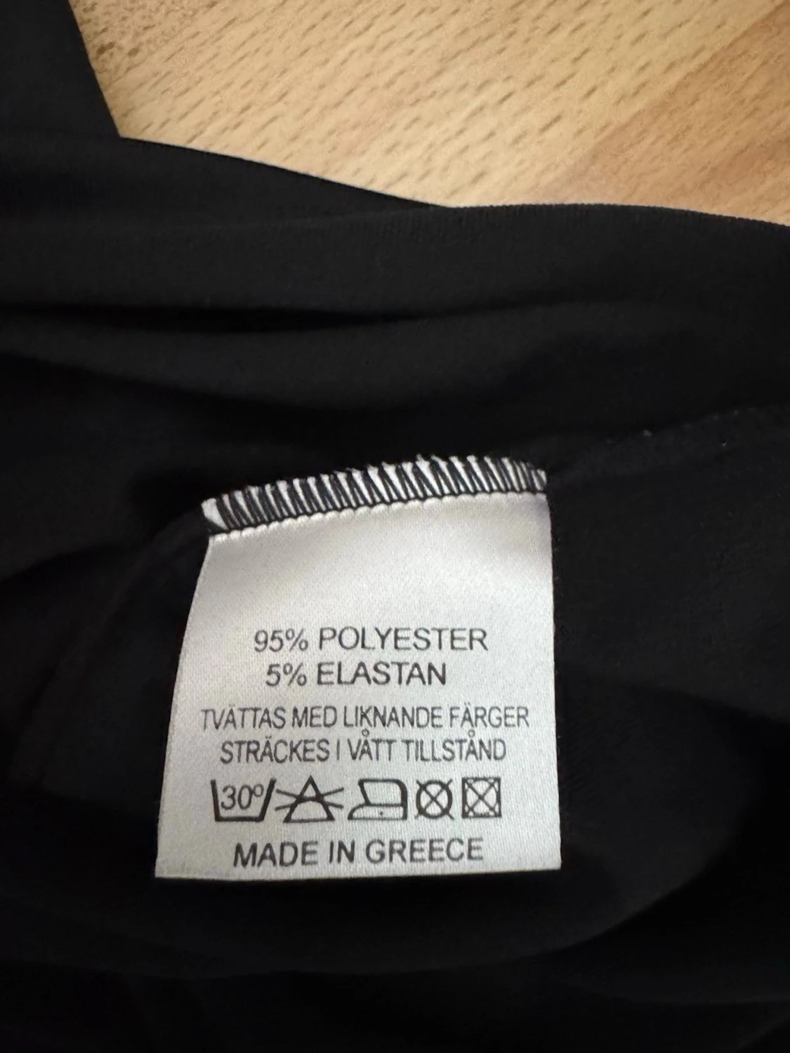 Ny. Svart ärmlös linnetopp med vit piping - 3