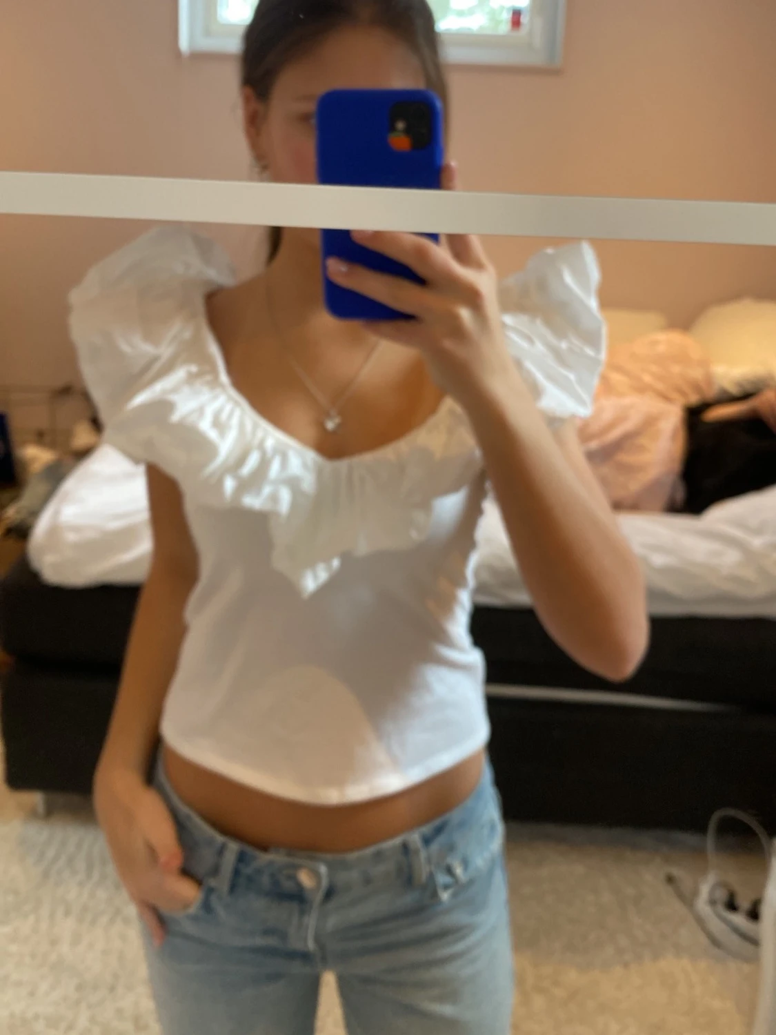 Vit volangblus med öppen rygg