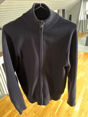 Dobber zip - Väldigt fin och skön zip från Dobber, den är för liten för mig därav säljer jag den… Den är i helt sprillans nyskick endast haft den någon månad ish!! Passar dig omkring 180cm
