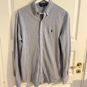 Ralph Lauren skjorta  - Säljer en fin polo Ralph Lauren skjorta i stl M i mycket gott skick. Pris går att diskuteras i pm