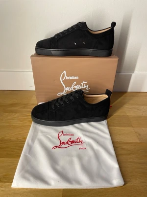 Christian Louboutin skor - Säljer ett par feta Christian Louboutin skor i hel svart, toppkvalitet. Allt medföljer! Sista bilden också!