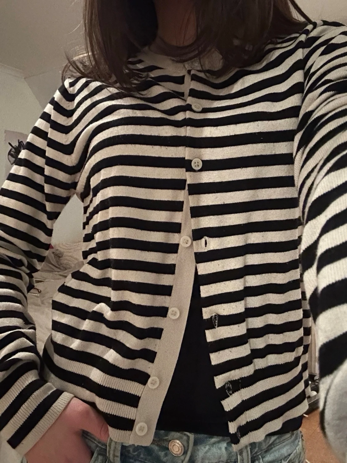 Randig svartvit kofta med knappar - 1