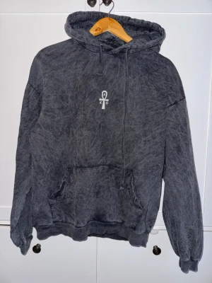 Svart hoodie från Kaotiko - Säljer en svart hoodie från Kaotiko med tvättad look.