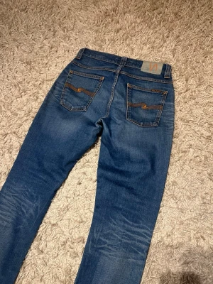 Nudie jeans grim Tim slim fit herr wash w29 denim dry organic - Nudie jeans modell grim Tim med en slim passform som inte är alldeles för tajt. Riktigt najs fade. Storlek 29/32 mer uppskattat till 29/30. Mycket bra skick inga änmärkningar. Postas antigen samma dag som köp eller dagen därpå💯🙌
