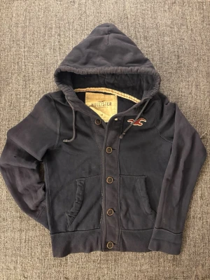 Hollister cardigan  - Sjukt eftertraktad vintage hollister hoodie som säljs snabbt när den dyker upp. Väldigt bra bevarad och i fint skick. Små defekter som visas på bild.  Märke: hollister | Storlek: M | Skick: 9/10  Skickas inom 24h 📦 | Kan gå ner i pris vid snabb affär ✌️