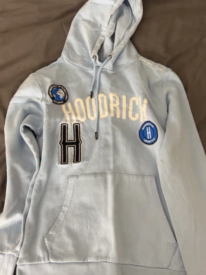 Hoodrich hoodie - Säljer min hoodrich, plasten på snöret har förstörts i tvätten tyvärr