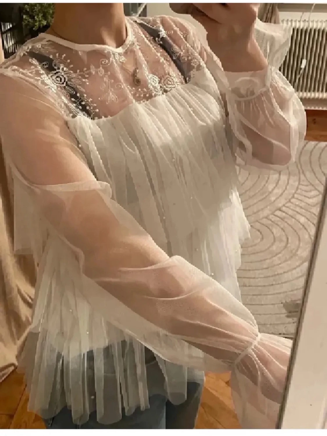 Vit volangblus med spetsdetaljer - 3