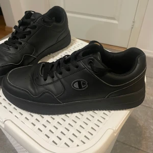 Svarta sneakers  -   Champion sneakers i storlek 41.  Bra skick.  