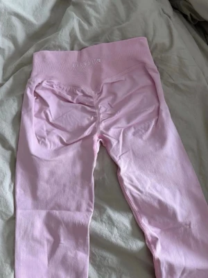 Ljusrosa seamless leggings Relode - Säljer ett par ljusrosa tights från Relode med scrunch-detalj bak och midwaist midja. Perfekt för träning. Nypris 699 nu 570. M-tall men som en S-regular. Aldrig använda
