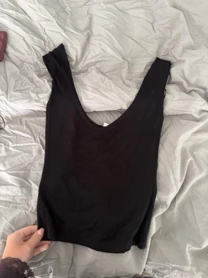 två toppar från nelly - Säljer två toppar från Nelly. Köp en för 70 eller båda för 150 kr. Finns matchande kjolar till de oxå