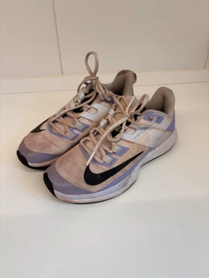 Nike träningssko - Träningssko från Nike. Använt skick men fortfarande fina. Storlek 36. 