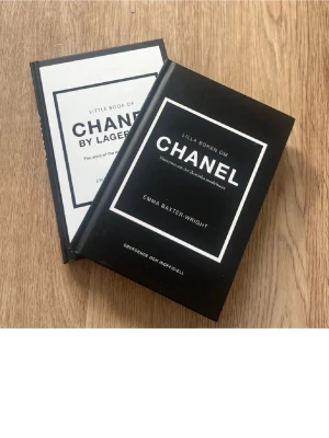Lilla boken om Chanel - Emma Baxter-Wright - Två stilrena böcker om Chanel, en på svenska och en på engelska. Omslagen är svartvita med grafisk design och hårda pärmar. Perfekta för dig som gillar mode, historia och ikoniska varumärken. Snygga att ha framme på soffbordet eller i bokhyllan.