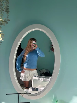 Ljusblå stickad tröja med v-ringning - Säljer en ljusblå stickad tröja med v-ringad hals och långa ärmar. Tröjan har en smal passform och är perfekt att matcha med kjol eller jeans. Materialet är mjukt och bekvämt, vilket gör den skön att bära hela dagen.