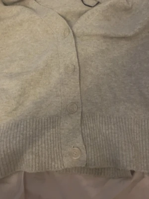 Ljusgrå kofta med knappar - Nypris är 399, kommer inte till någon användning och är använd 2 gånger. Ny skick 