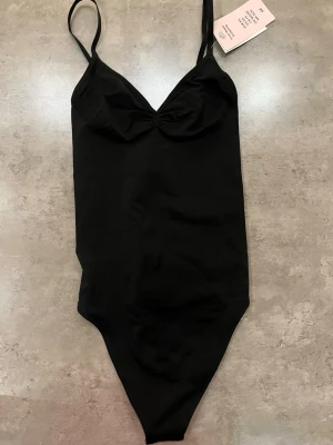 Svart body från hm - Body från hm som går dig se snatched ut. Sitter tajt och framhäver ens former. 