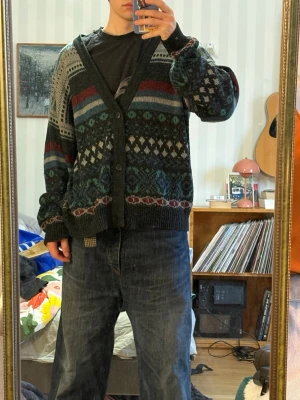 Mönstrad Cardigan - Säljer en riktigt snygg mönstrad cardigan i storlek M. En knapp saknas dessvärre. 