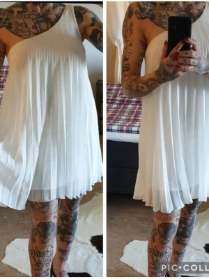 Vit oneshoulder klänning Elise Ryan - Säljer en vit, plisserad oneshoulder klänning från Elise Ryan. Klänningen har en luftig och kort modell med fina veck och ett elegant fall. Perfekt för dig som vill ha en unik och stilren look.