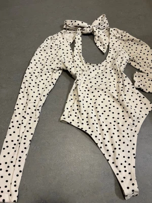  Miss Selfridge - Prickig body med öppen rygg cirkel🤍