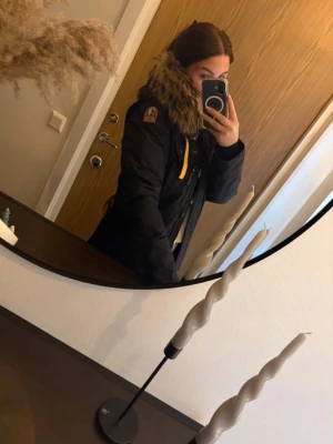 Parajumper dam - Svart parajumper dam jacka i mycket bra skick.  Köpt på Lantans outlet, säljer då den aldrig blivit använd. Storlek M. Nypris 6.999kr. Äkta!  Saknas en knapp som fäster pälsan, se sista bilden. Men inget som påverkar.  Prislappar och extra PJS märke samt knapp medföljer. Rökfritt hem🤎