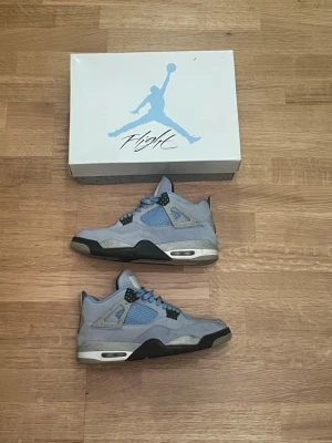 Jordan 4 Unc - Säljer mina J4 då dem inte används längre. Dem har några fläckar därav det låga priset. Hör av er vid frågor!