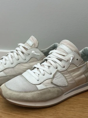 Vita sneakers från Philippe Model - Snygga vita sneakers från Philippe Model. Perfekt nu inför sommaren med den vita färgen kommer dessutom med en gåva. Pris ej hugget i sten