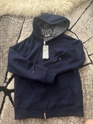 Di ziphoodie i mörkblp - Säljer en D mörkblå ziphoodie. Vid frågor hör av er 